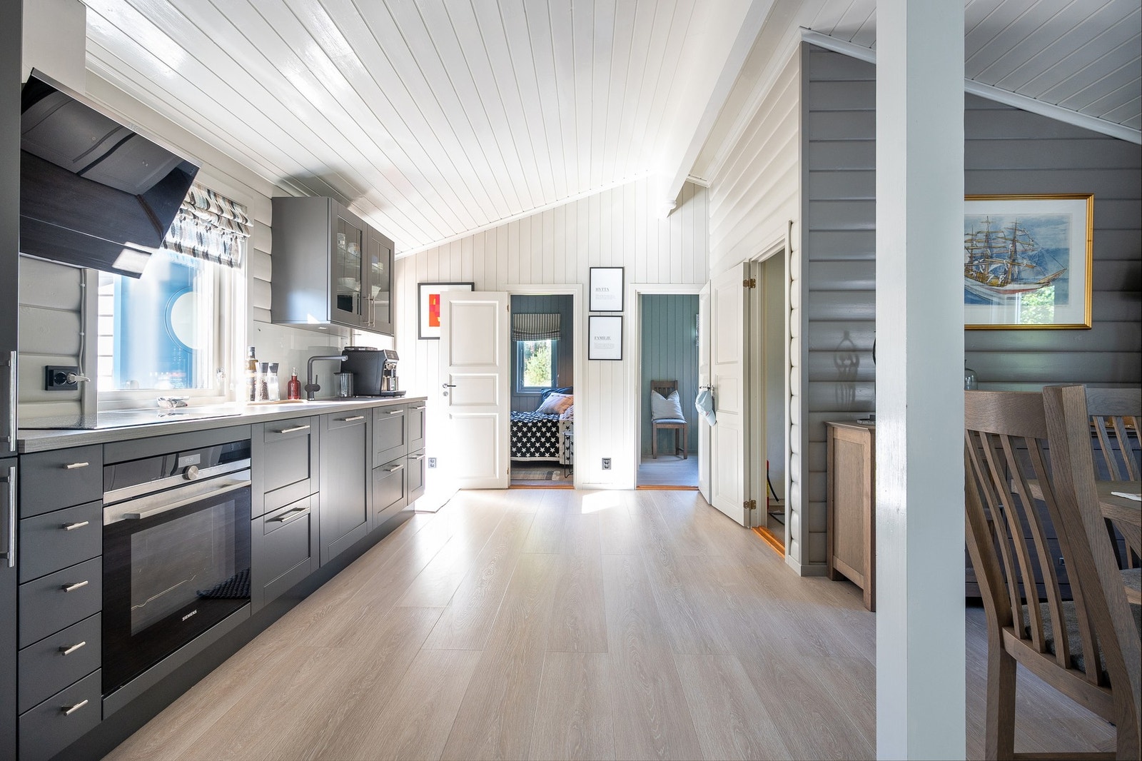 Kjøkkenet inneholder oppvaskkum, oppvaskmaskin, stekeovn og platetopp og mekanisk avtrekk over platetopp. Galleribilde