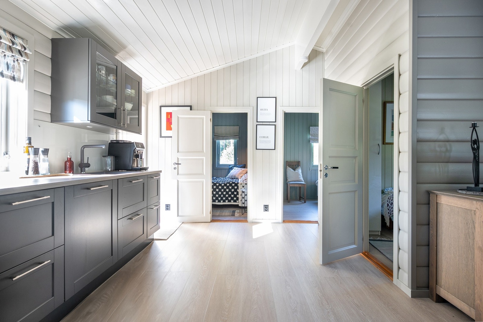 Her ser du inngangen til hyttas tre av fire soverom. Galleribilde