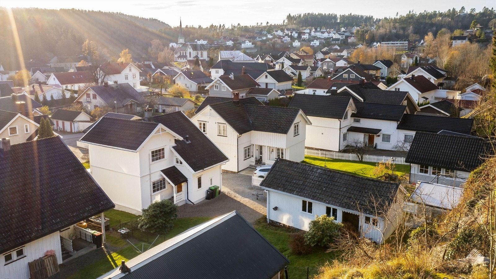På eiendommen står det enebolig og uthus Galleribilde