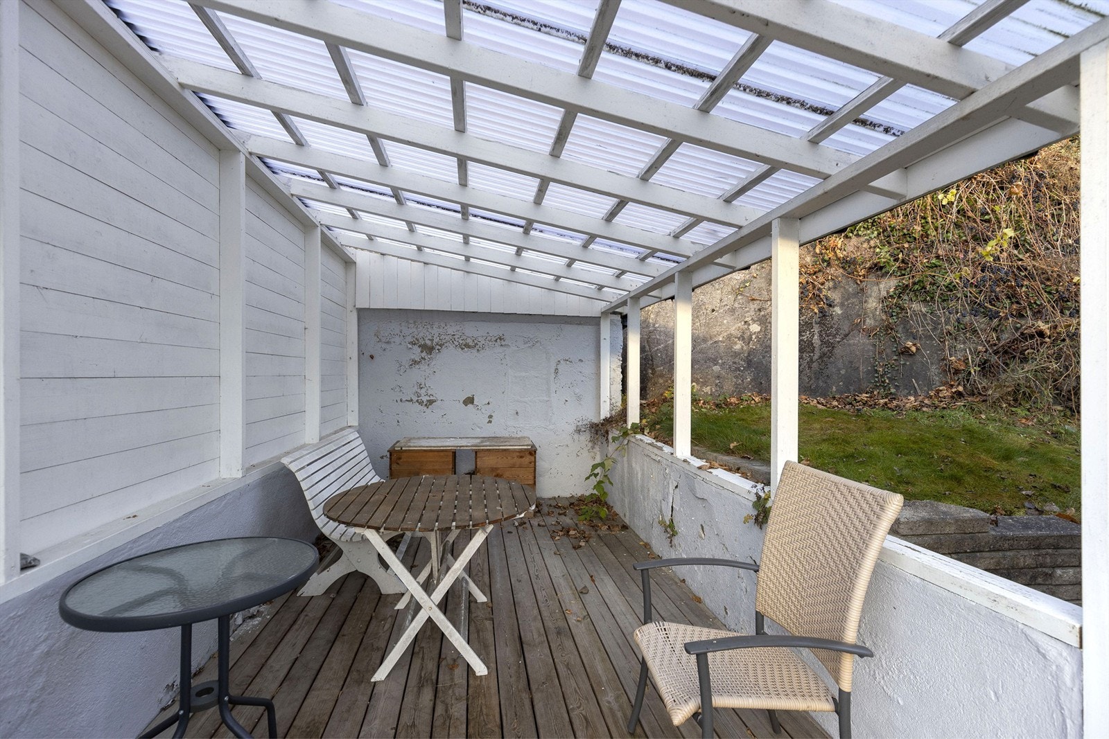 Overbygget platting. Deler av denne står på utsiden av tomtegrensen. Galleribilde