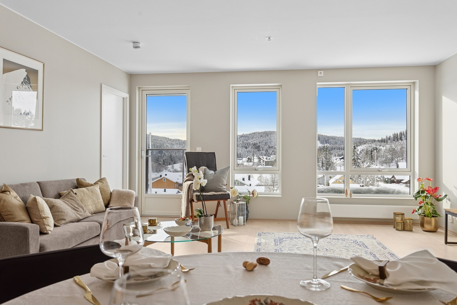 Stuen har store vindusflater som gir gode lysforhold. Galleribilde