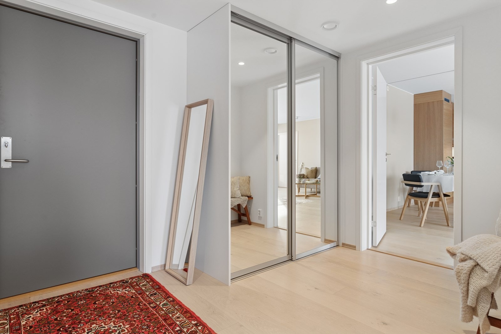 Entrè med skyvedørsgarderobe med speilfront. Galleribilde