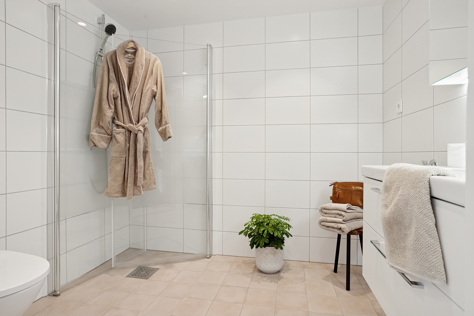 Flislagt bad med varmekabler i gulv. Downlights i himling. Galleribilde