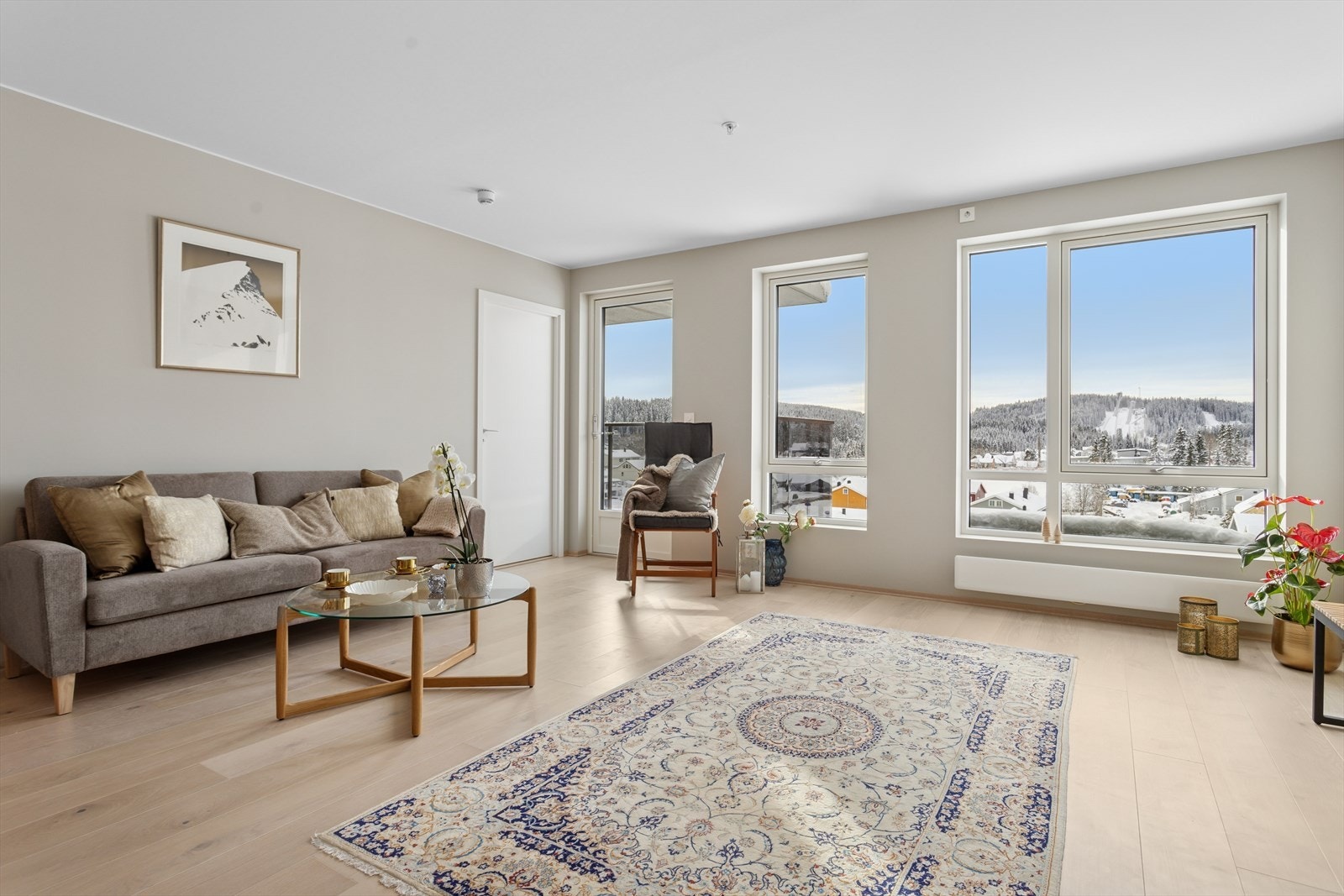 Stuen har lekker 1-stavs eikeparkett på gulv. Galleribilde