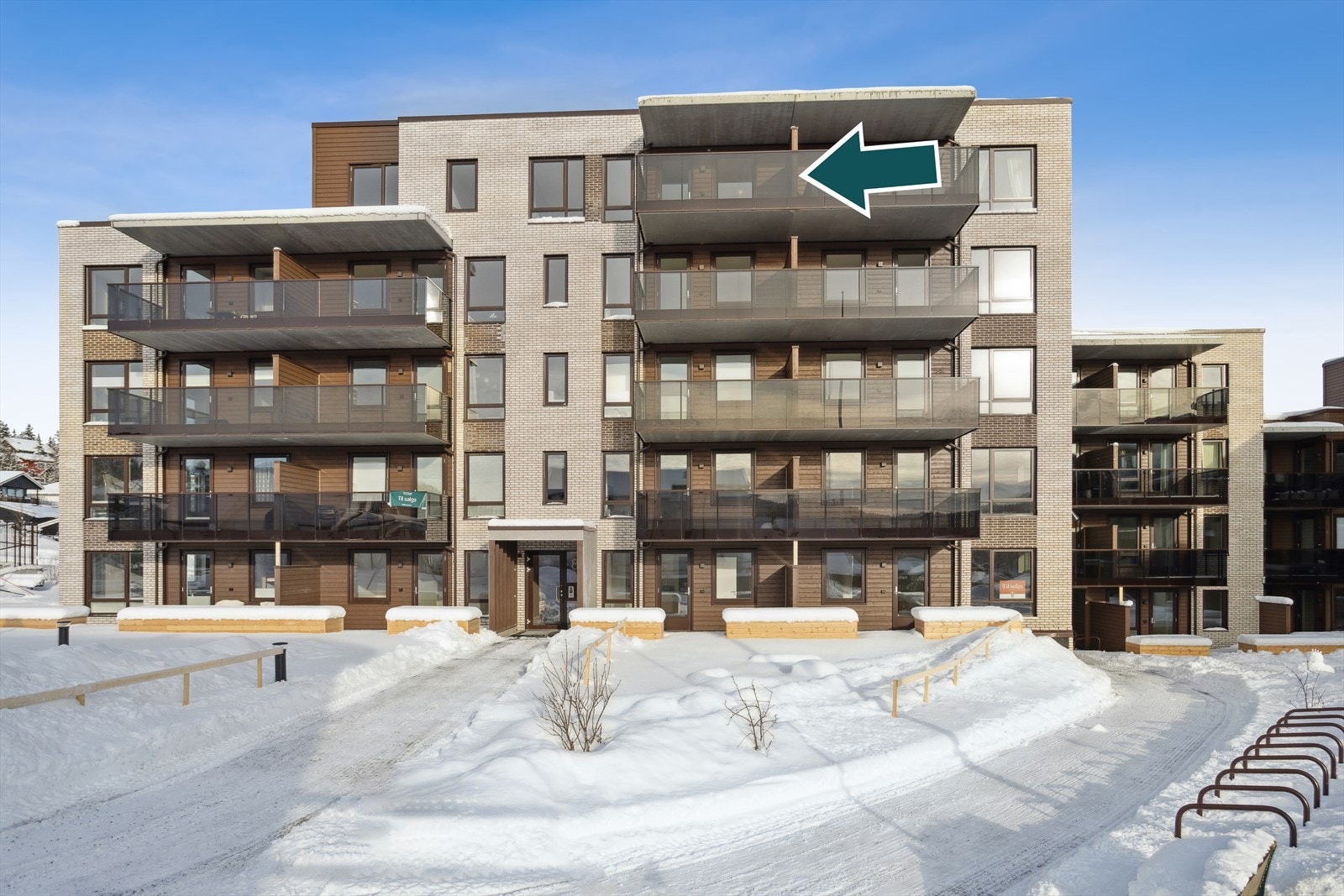 Ny og moderne 4-roms beliggende i 5. etasje. Solrik balkong med utsikt mot Granåsen. Galleribilde