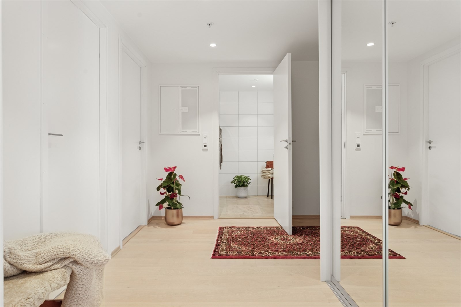 Fra entrè har man adkomst til bad og to av soverommene. Galleribilde