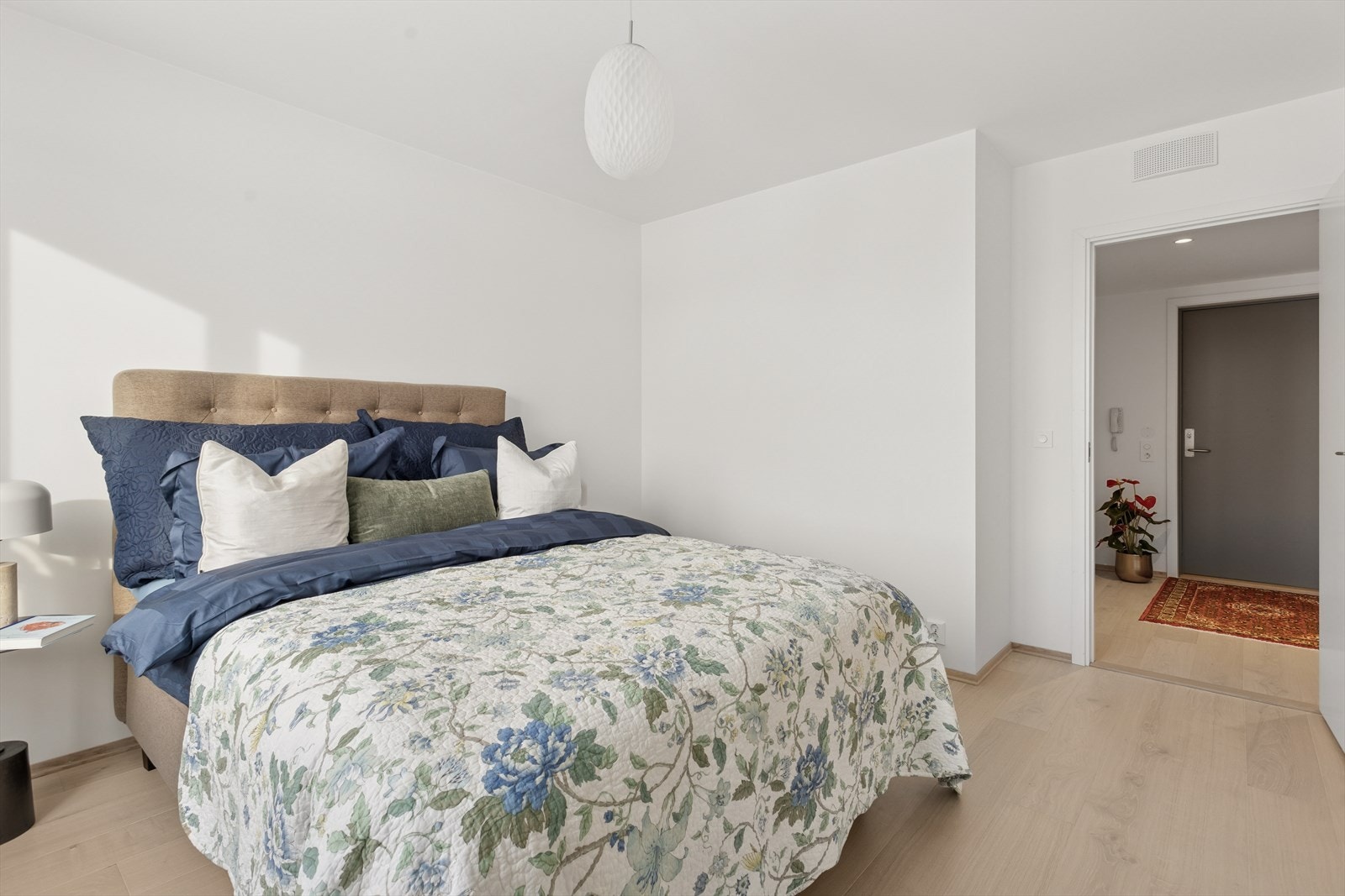 Hovedsoverom ligger rett ved badet. Galleribilde