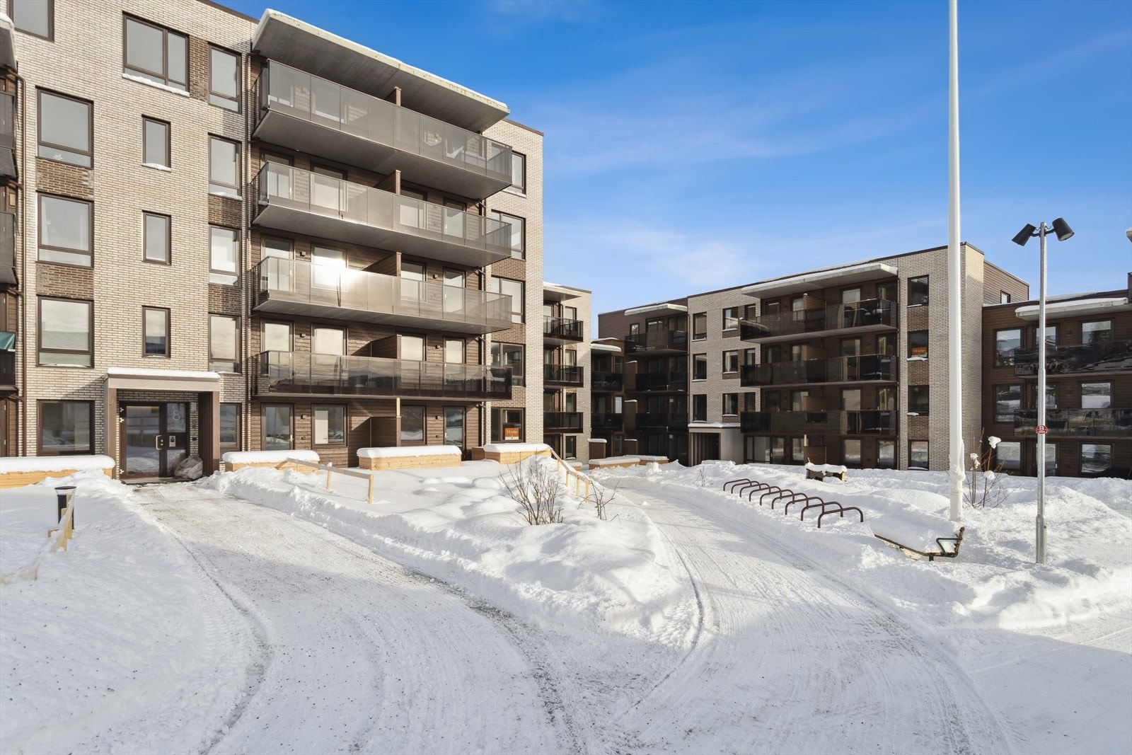 Leiligheten tilhører sameiet Stavset Altura hvor det tilsammen er 46 leiligheter. Hyggelig fellesarealer på tunet foran leiligheten. Galleribilde