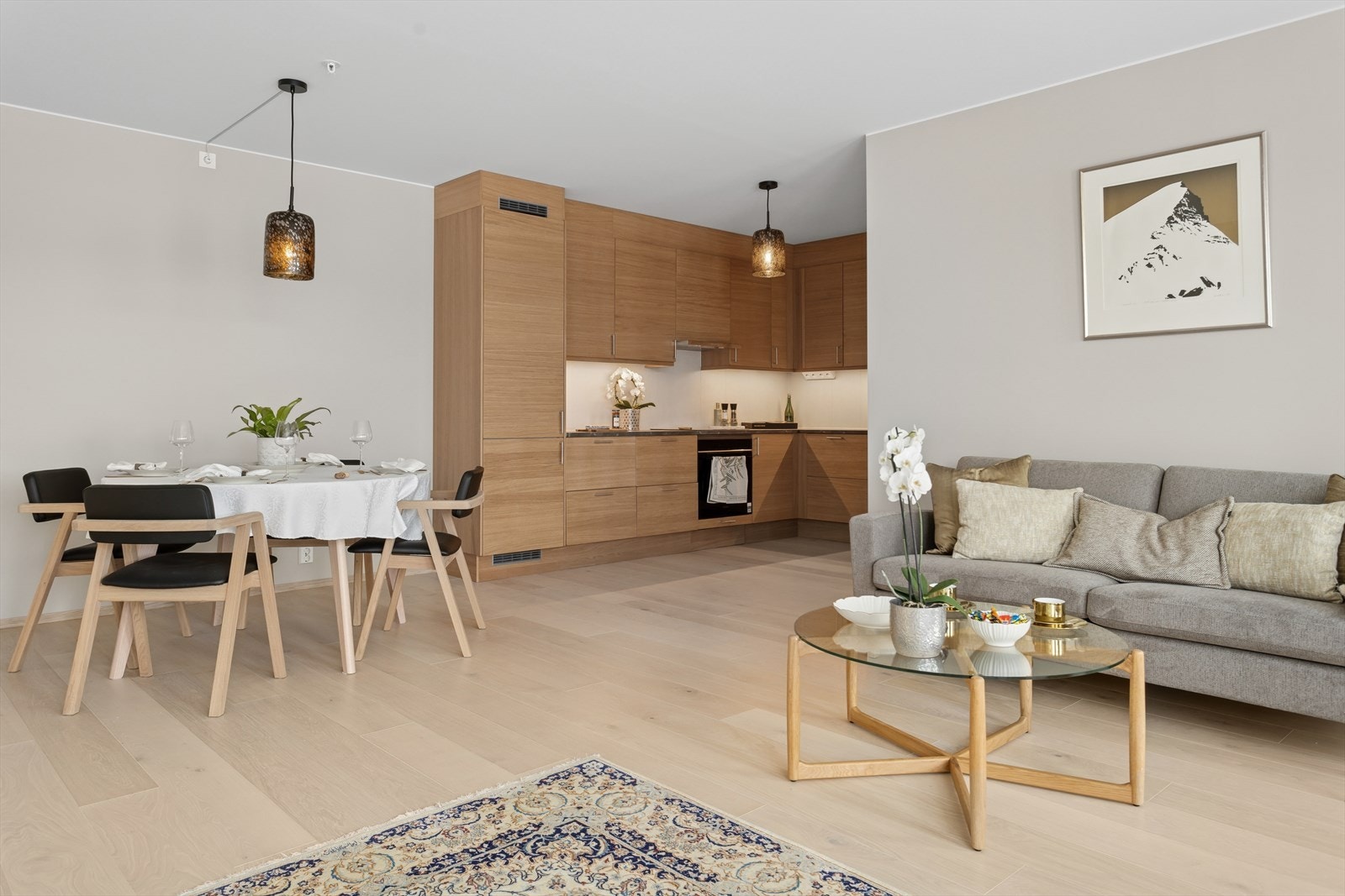 Åpen løsning mellom stue og kjøkken. Galleribilde