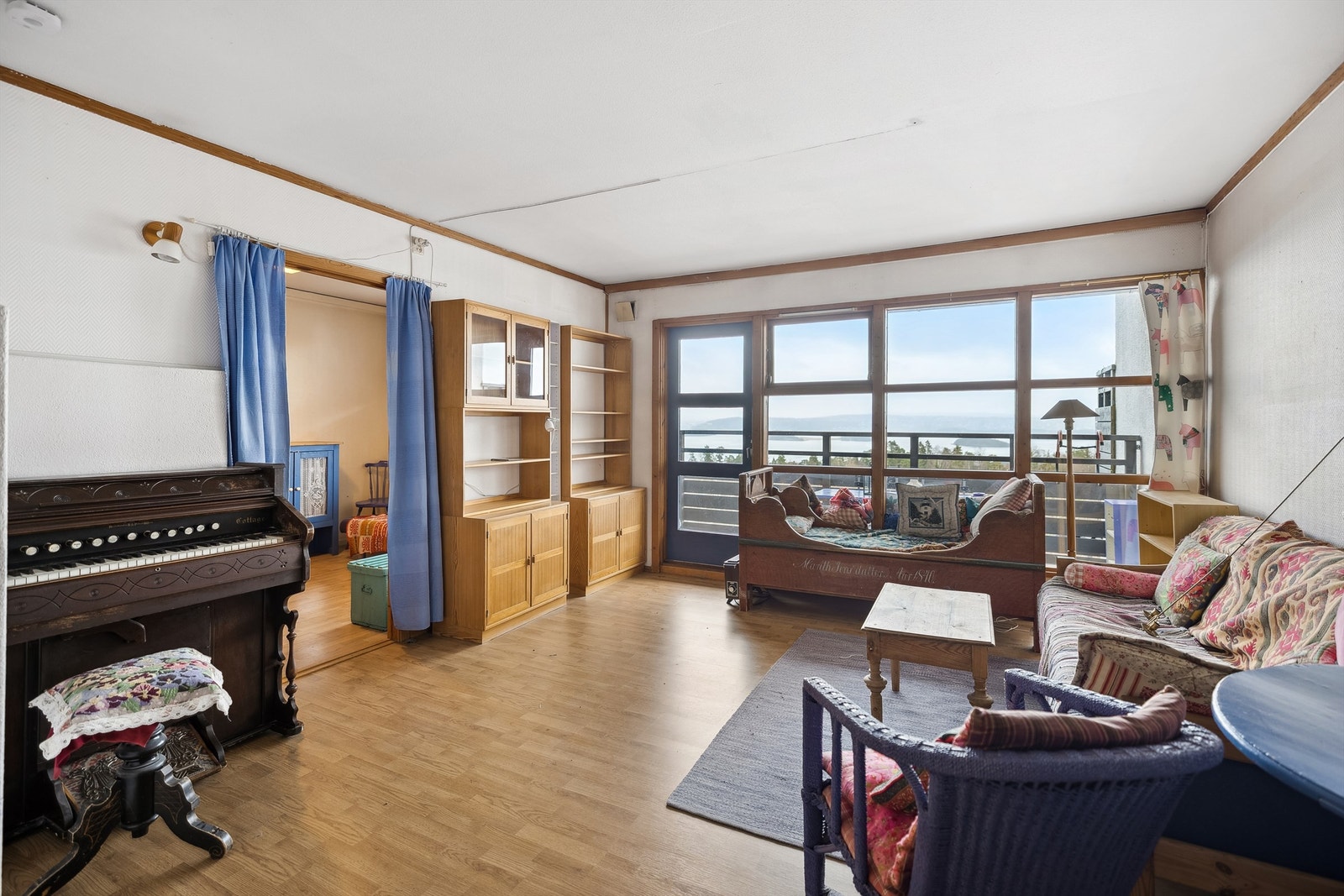 Stuen har store vindusflater som rammer inn den fantastiske utsikten over fjorden og Oslo by. Et lysfylt og luftig rom hvor du kan nyte panoramaet til alle årstider! Galleribilde