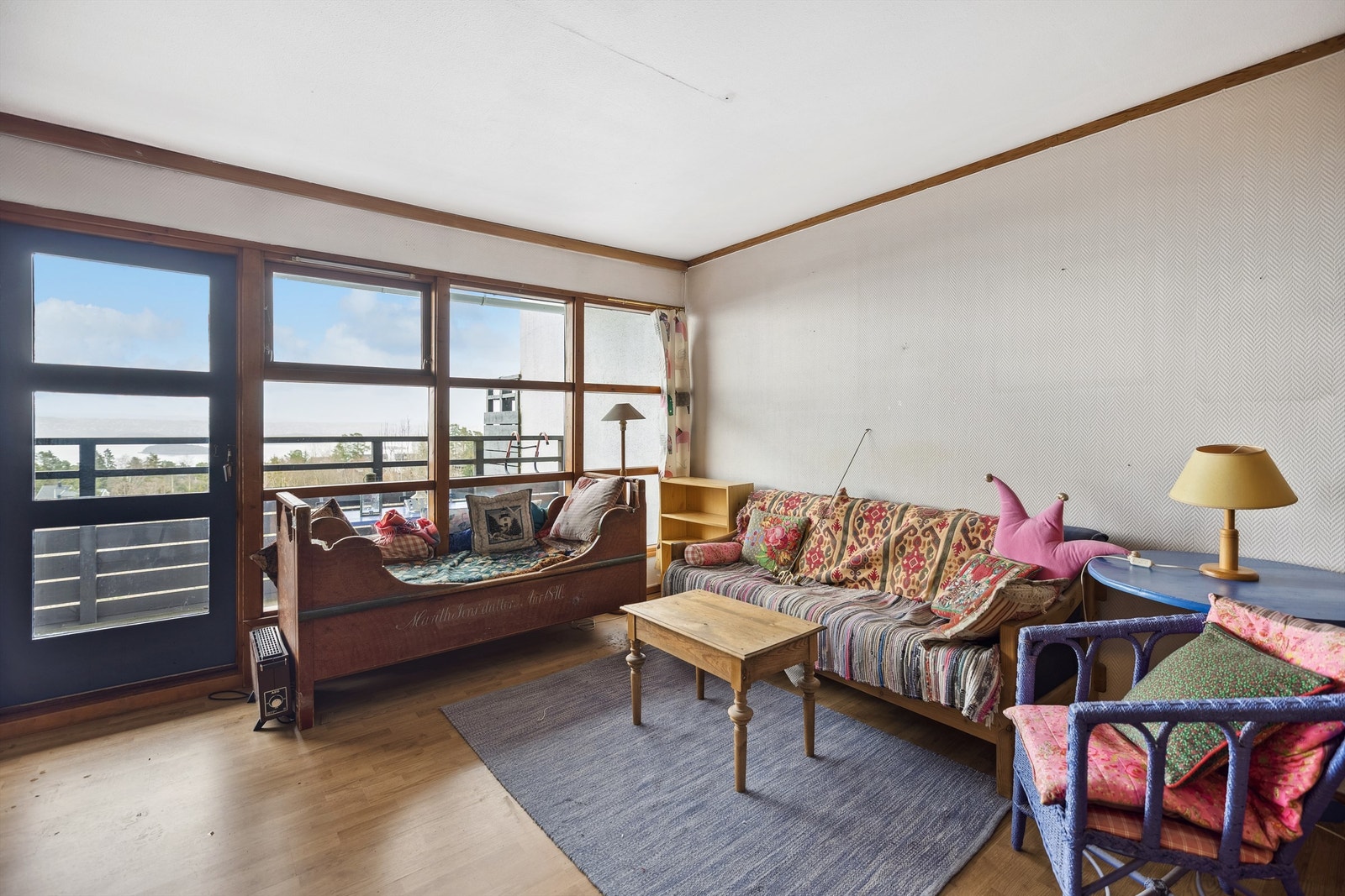 Stuen har utgang til østvendt balkong med morgen/formiddagssol. Galleribilde