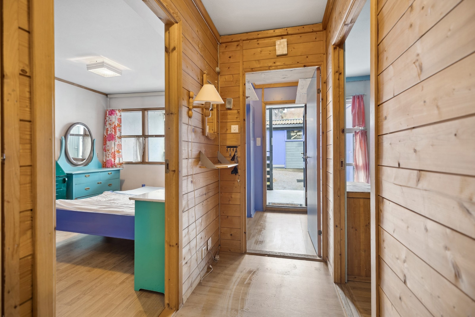 Leiligheten er innholdsrik med 3 soverom, 2 bad og 2 uteplasser. Galleribilde