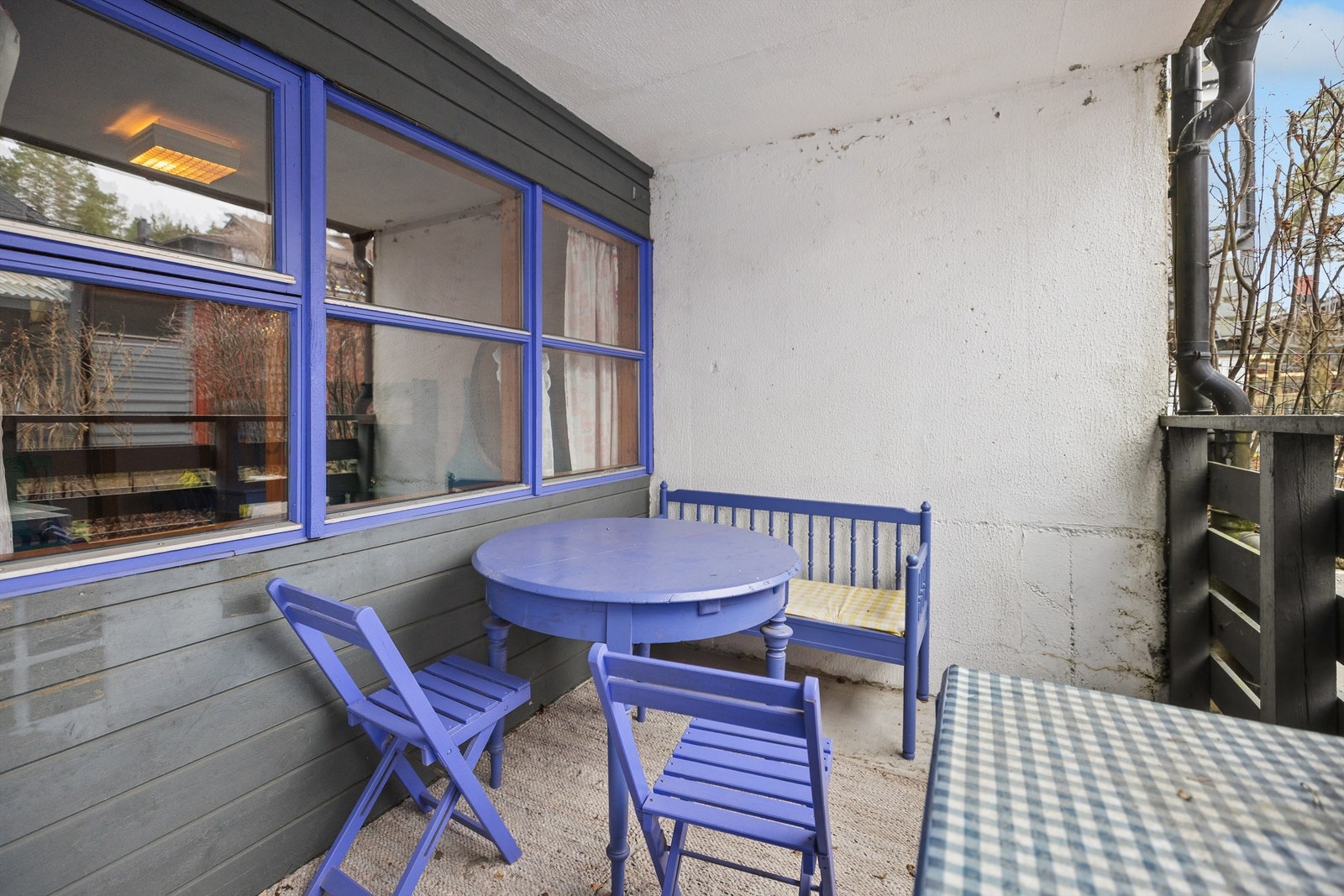 Den overbygde terrassen ved inngangspartiet gir mulighet til å nyte utelivet uansett værforhold. Perfekt for å forlenge sesongen og skape koselige stunder utendørs hele året! Galleribilde