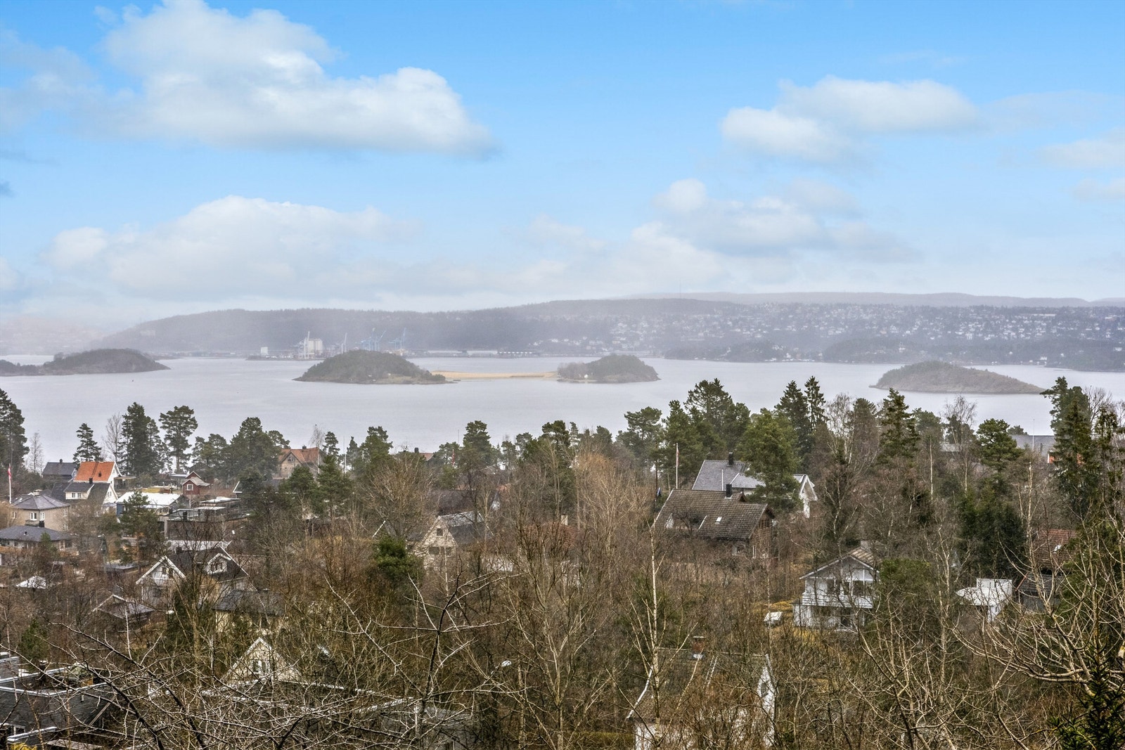 På kveldstid forvandles utsikten til et magisk skue med byens vakre lys som glitrer i horisonten. Galleribilde
