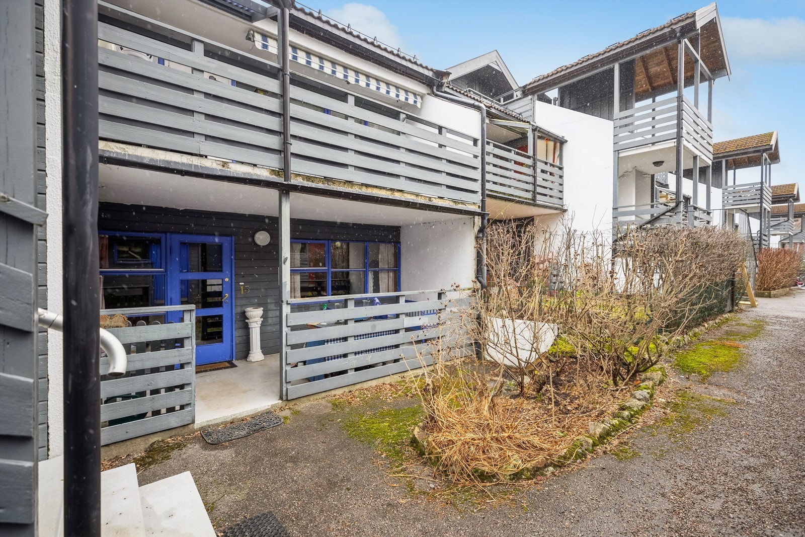 Overbygget terrasse ved inngangspartiet. Perfekt for å nyte en kopp kaffe i ly for vær og vind, samtidig som det skaper en hyggelig atmosfære ved ankomst. Galleribilde