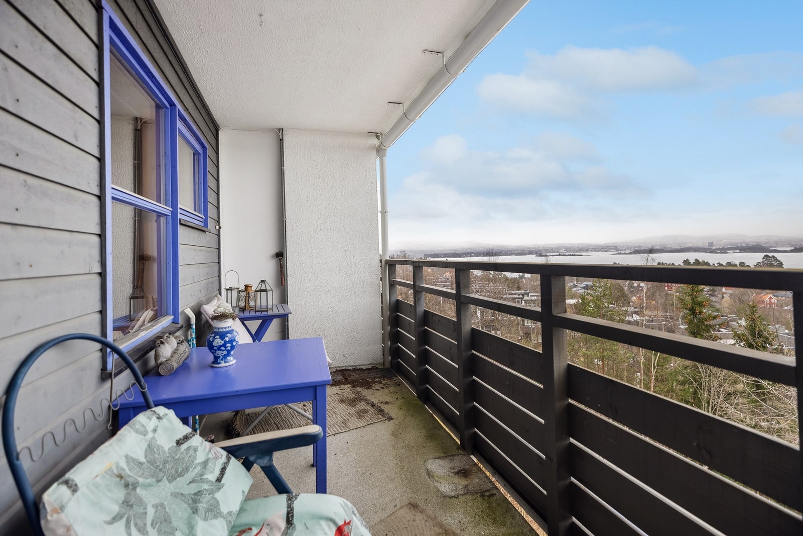 Den overbygde, østvendte balkongen er et ideelt sted for å starte dagen med en kopp kaffe mens du nyter soloppgangen. Galleribilde