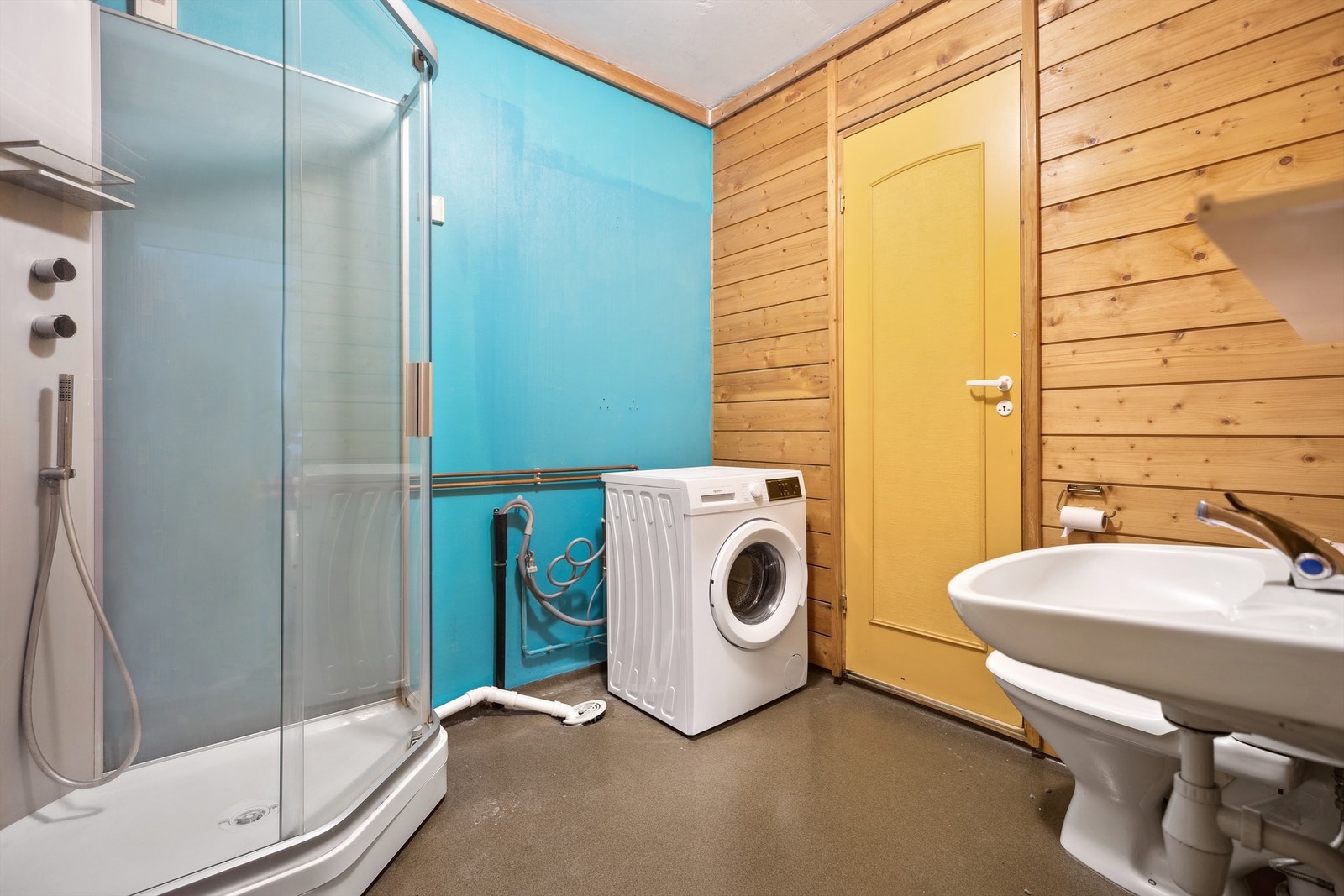 Bad 1 har dusjkabinett, servant, wc og opplegg for vaskemaskin Galleribilde