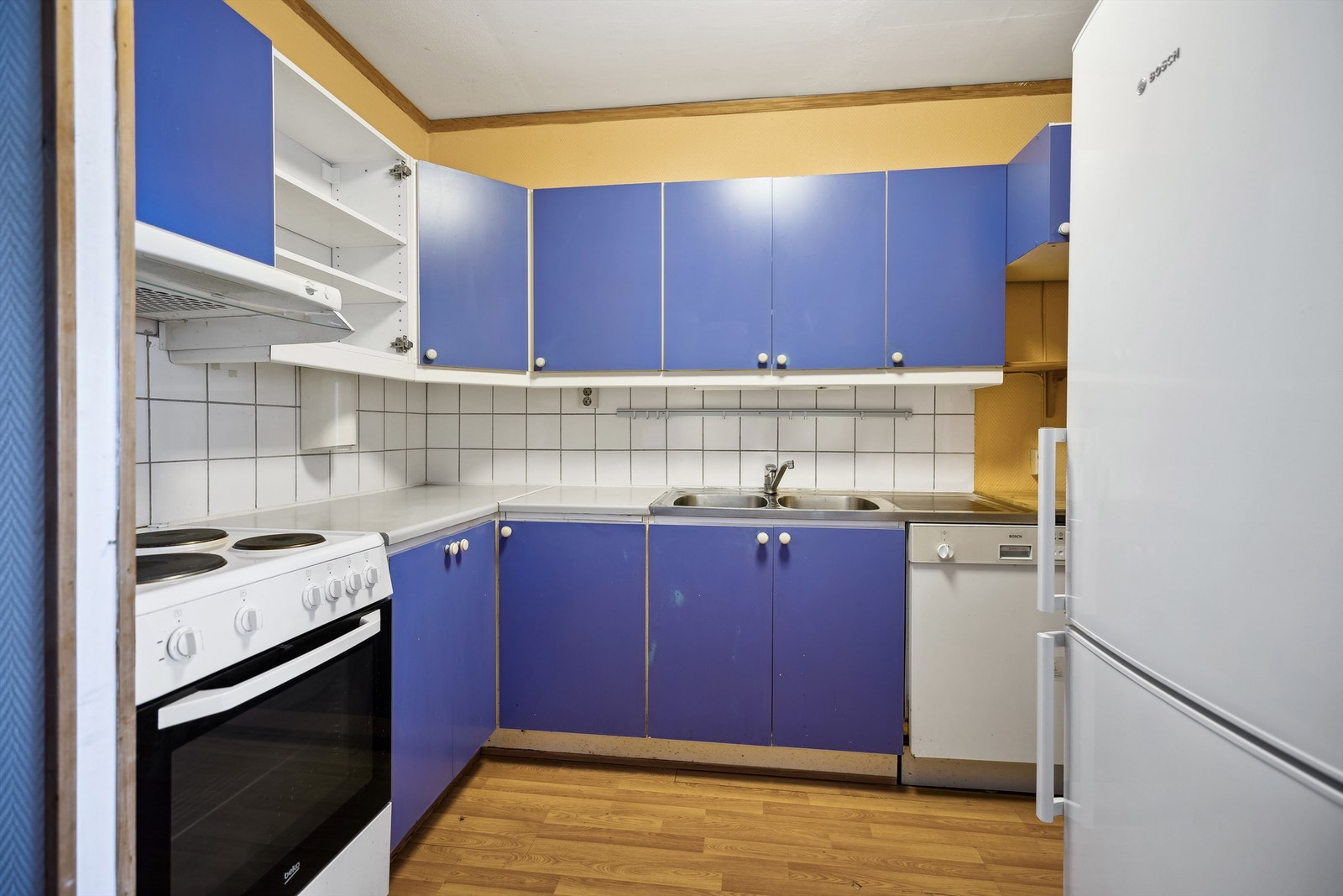 Kjøkkenet har opplegg for oppvaskmaskin, kjøleskap, komfyr og ventilator. Galleribilde