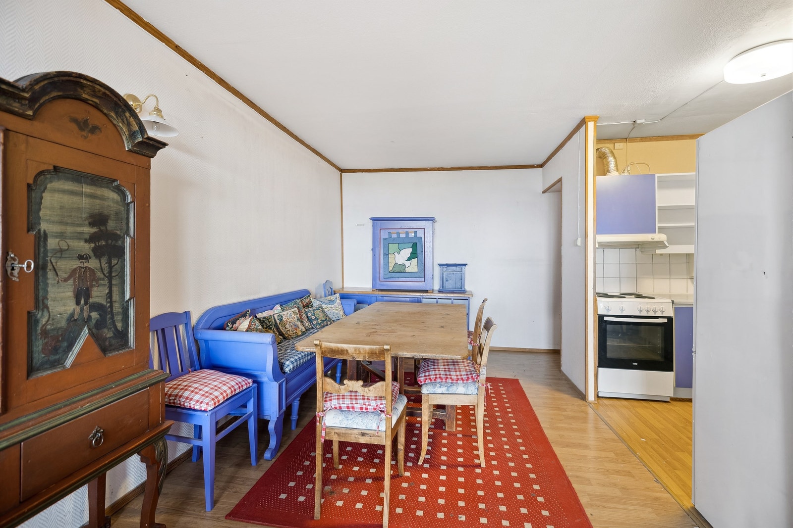 Løsningen med spisestue og kjøkken i delvis åpen planløsning skaper en fin balanse mellom sosialt samvær og praktisk funksjonalitet. Galleribilde