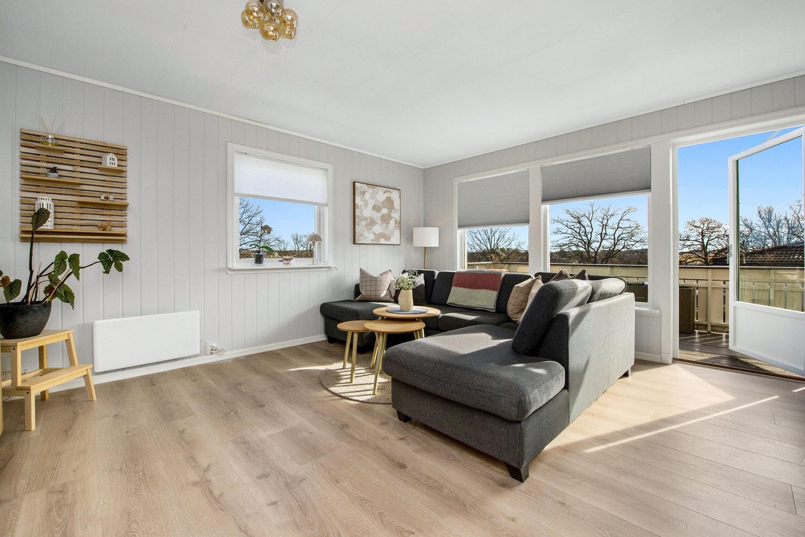 Stuen er lys og luftig med fin utsikt Galleribilde