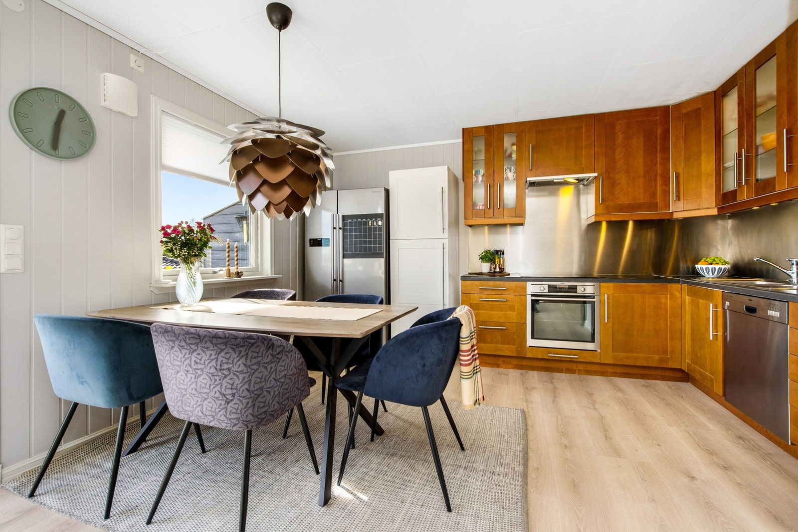 Kjøkken med takhøye skap og integrerte hvitevarer Galleribilde