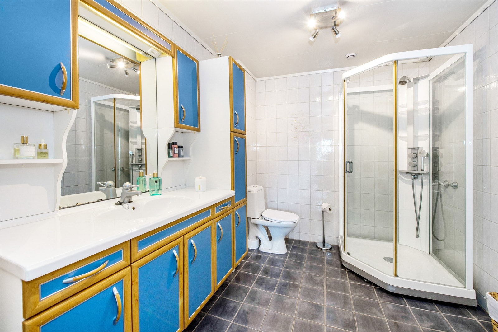 Romslig bad-/vaskerom Galleribilde