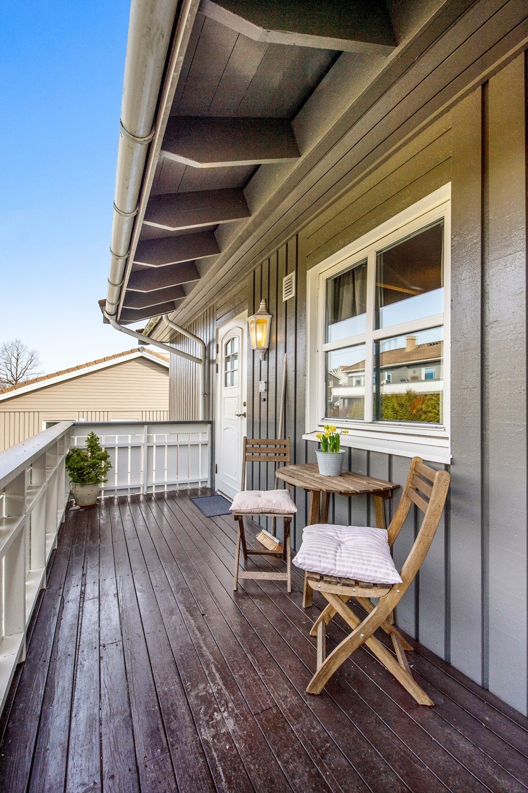 Balkong mot vest ved inngangsparti. Galleribilde