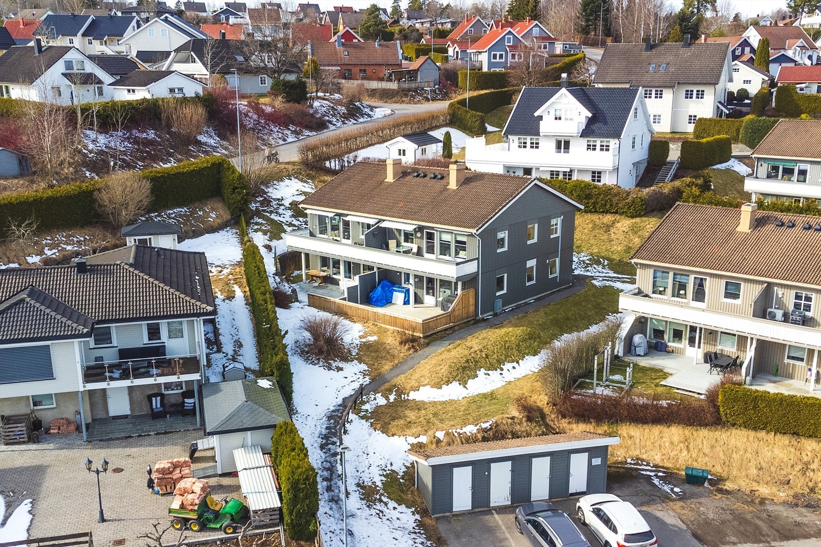 Utvendig bod og parkeringsplass medfølger Galleribilde