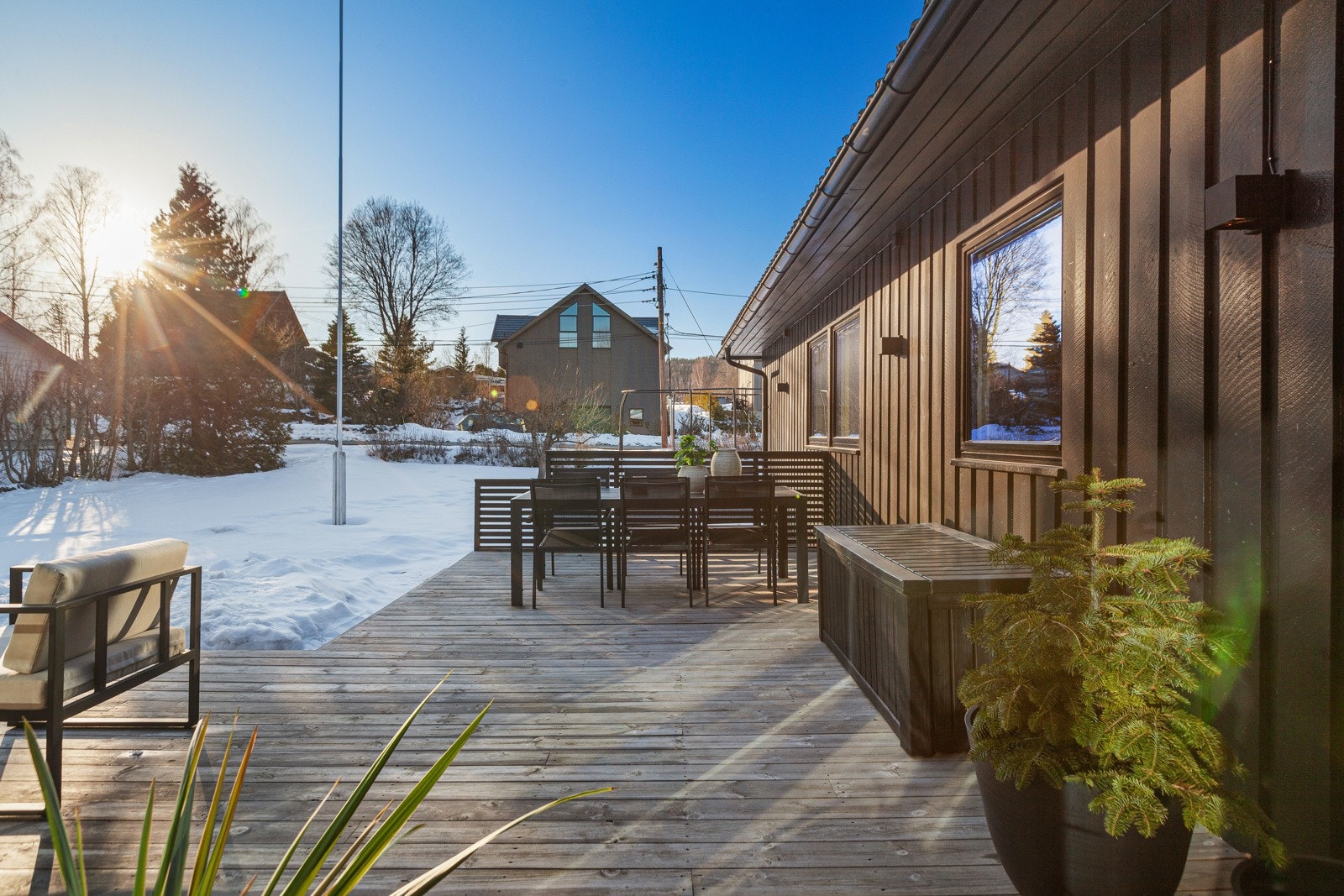 Terrassen har god plass til flere soner med utemøbler. Galleribilde