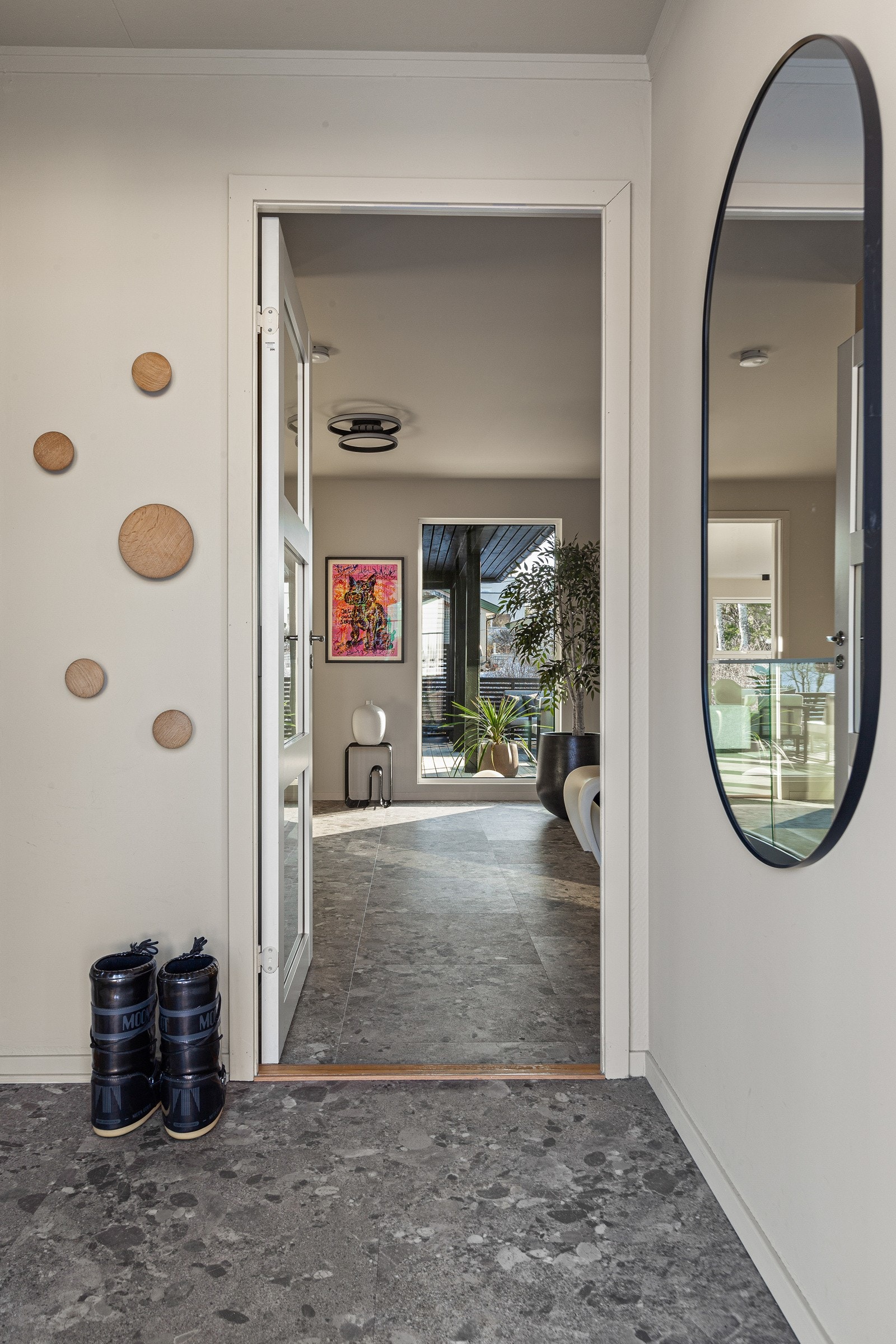 Det første vi møter i boligen er en hyggelig entré. Galleribilde