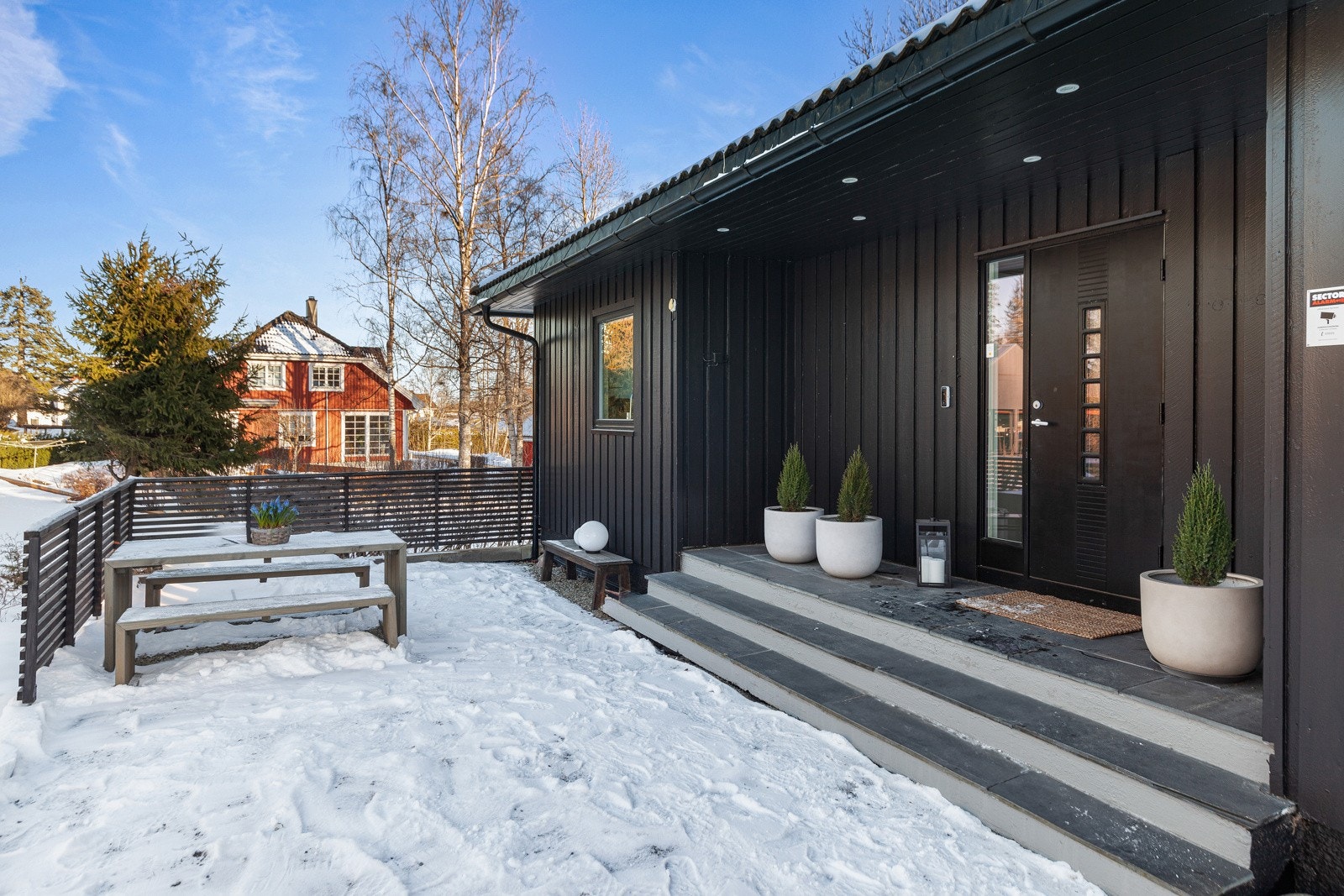 Inngangspartiet gir et godt førsteinntrykk av boligen. Her er det god plass til lykter og blomster. Galleribilde