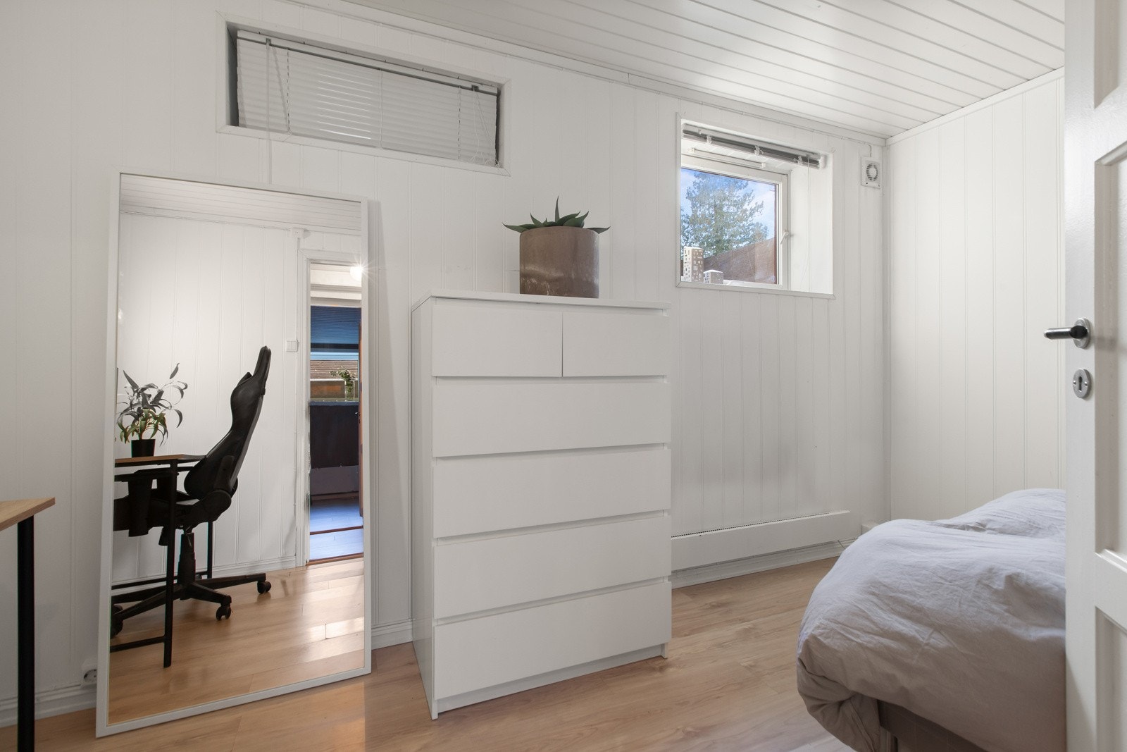 I kjelleren er det også innredet et soverom. Dette rommet er byggemeldt som bod og er ikke godkjent for varig opphold. Galleribilde