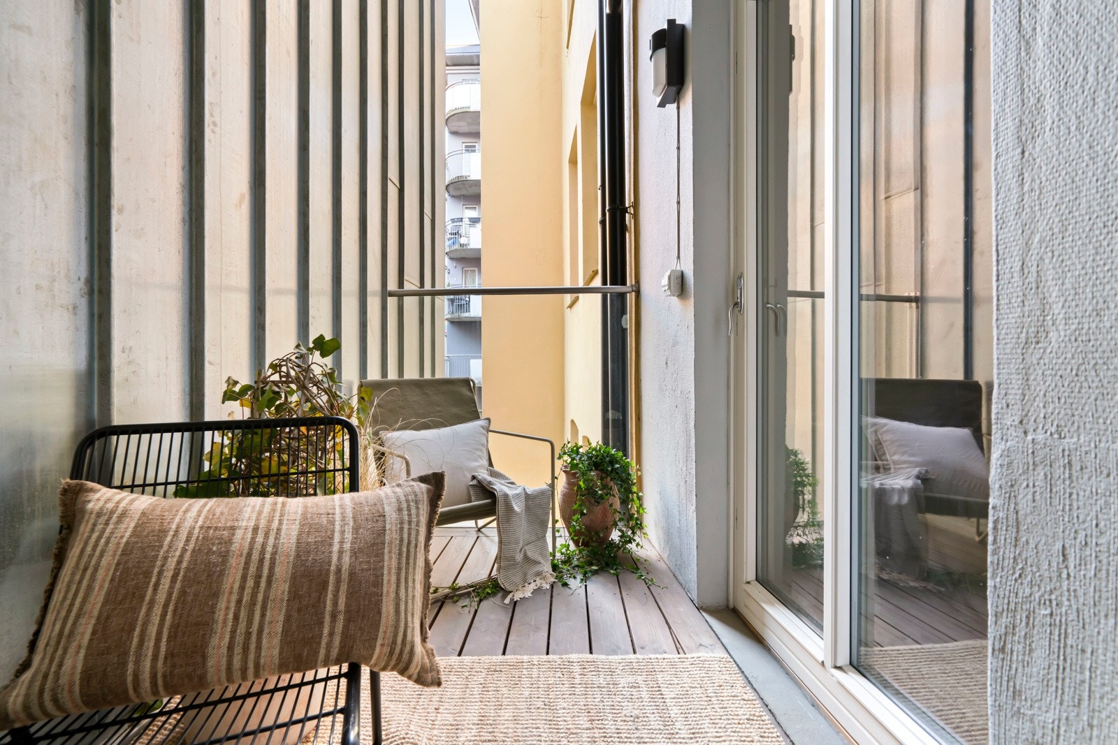 Uteplassen er på 5kvm og er overbygd her kan du slappe av og nyte koselige stunder. Galleribilde