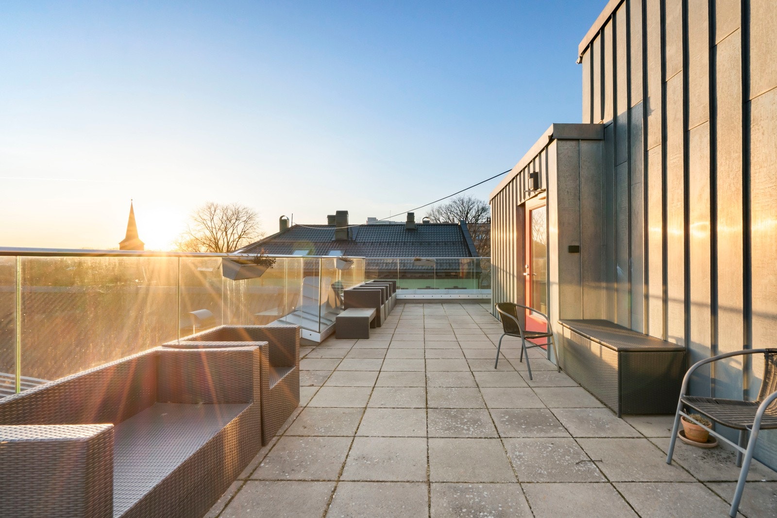 Nyt solen på den hyggelige takterrassen. Galleribilde