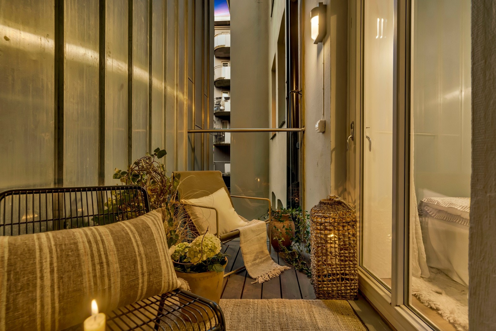 Leiligheten tikker mange bokser og har eget soverom med adkomst til hyggelig uteplass på 5 kvm. Galleribilde