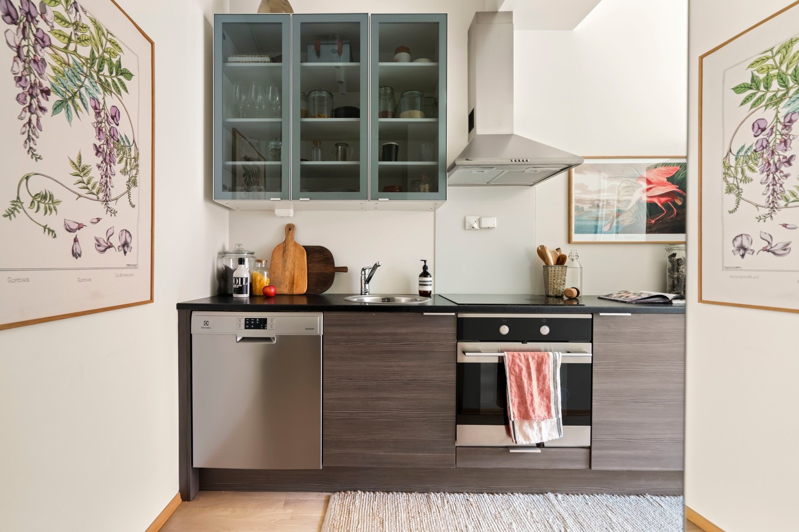 Elegant kjøkken med god skapplass og benkeplass. Galleribilde