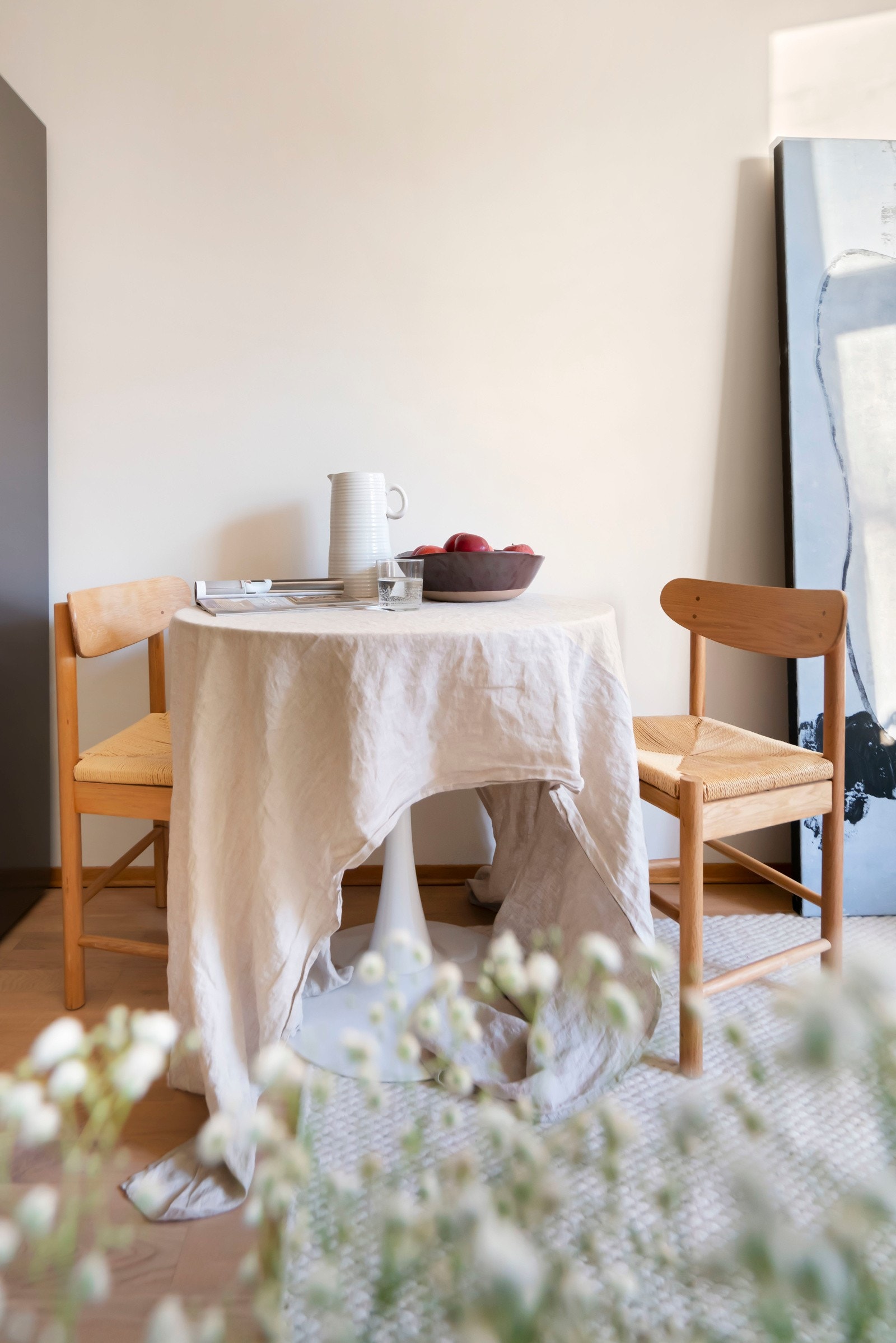 Det er plass for spisebord mellom stue og kjøkken. Galleribilde