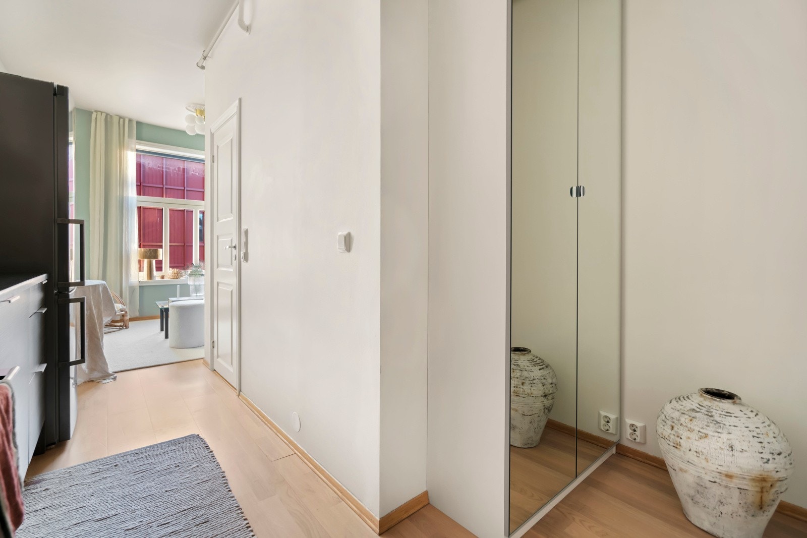 Her fra inngangspartiet. Leiligheten er delt opp i to tydelige soner, den private og sosiale. Galleribilde