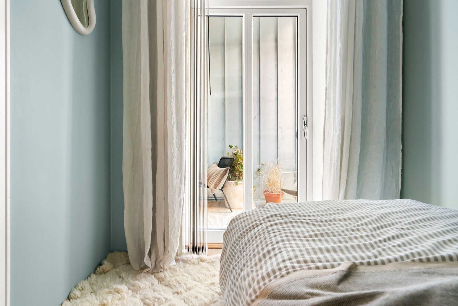 Soverommet er vendt ut mot koselig uteplass. Galleribilde