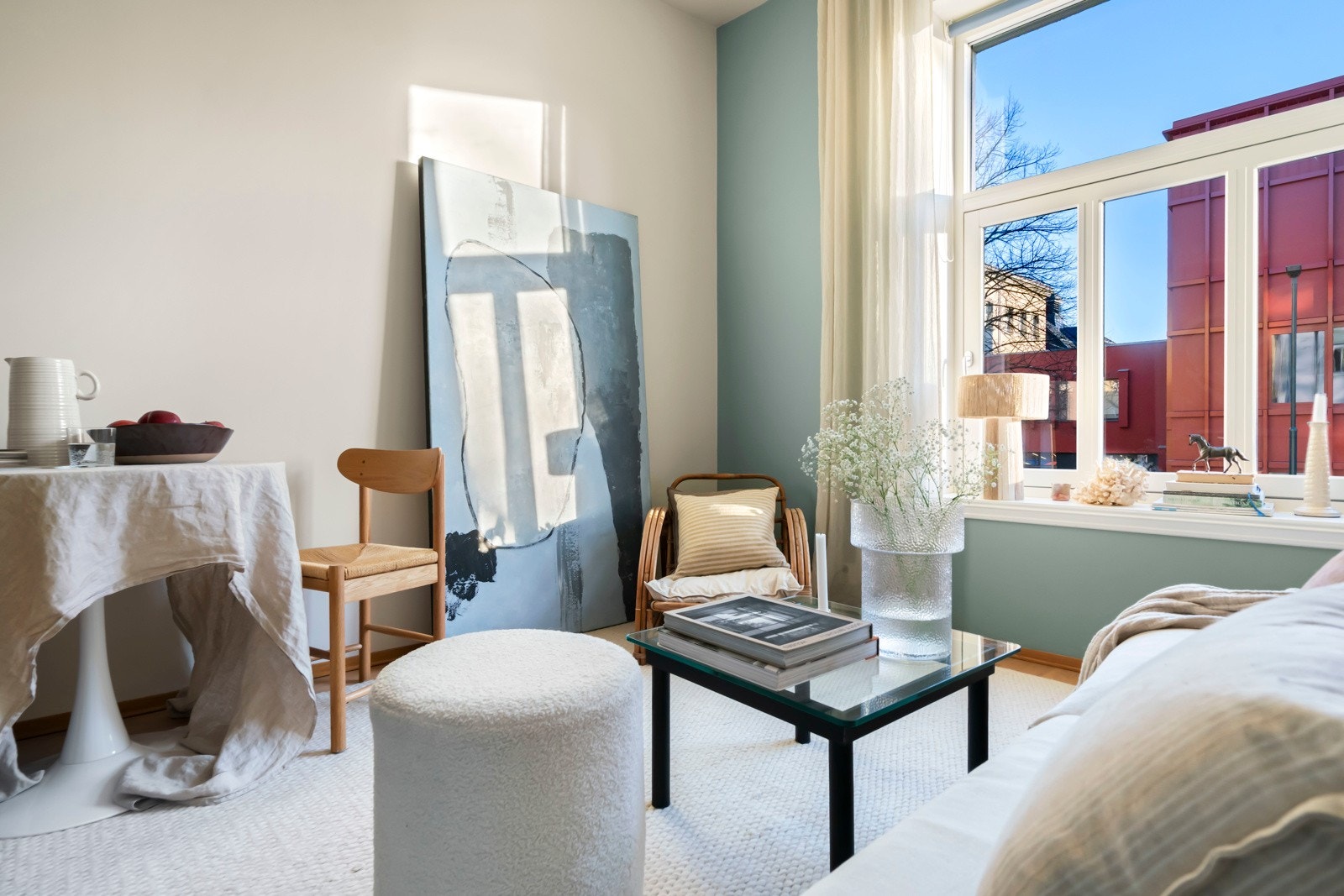 Takhøyden er god, noe som gir store vindusflater med god tilgang til naturlig lys i stuen. Galleribilde