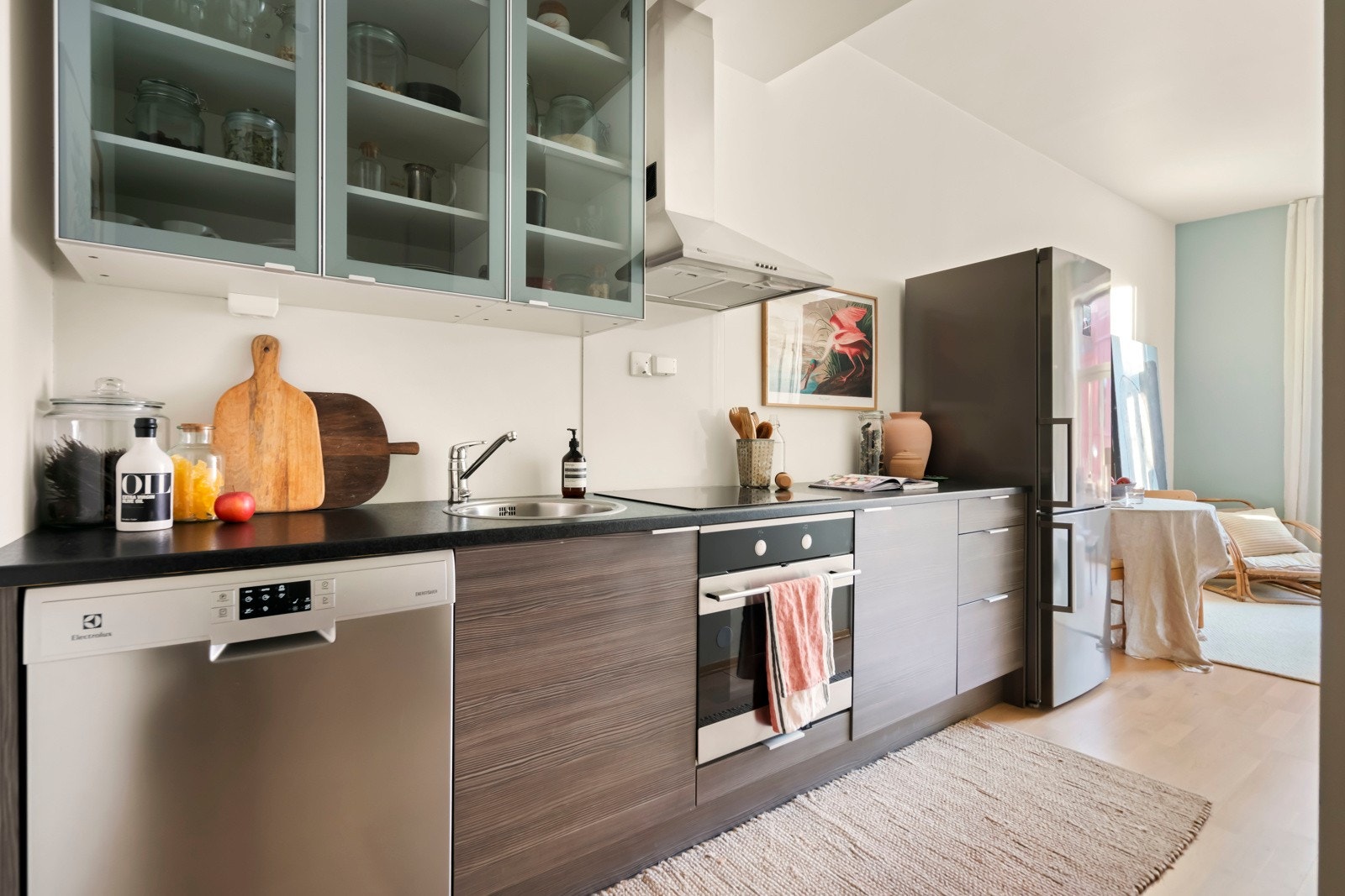 Innholdsrikt kjøkken, hvitevarer medfølger (også frittstående kjøleskap). Galleribilde