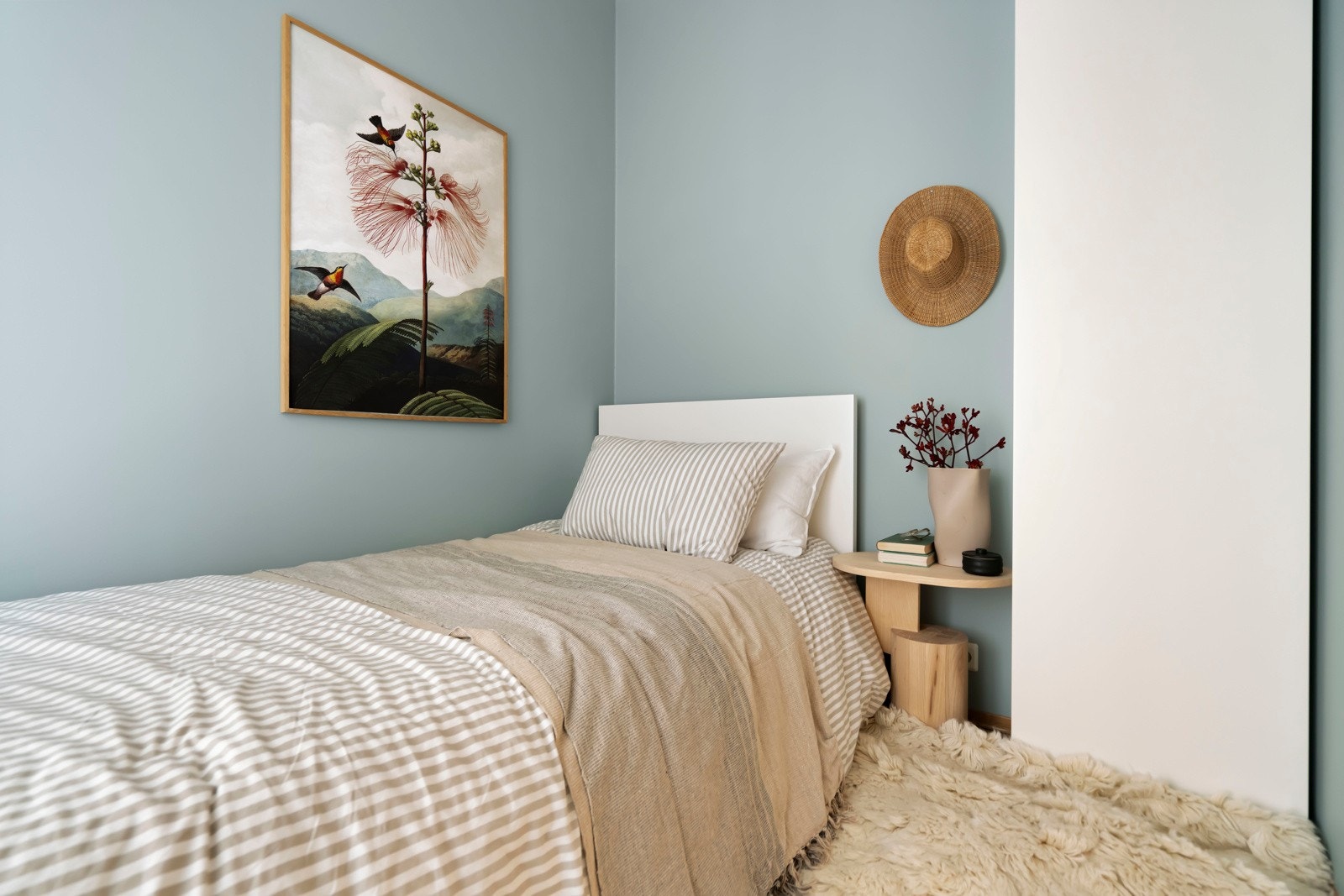 God plass til stor enkelt seng og skapplass på soverommet. Galleribilde