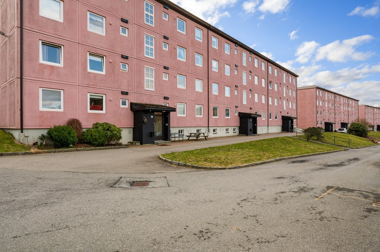 Leiligheten ligger fint til i byggets andre etasje. Herfra er det kun 2 minutters gange til nærmeste bussholdeplass. Galleribilde