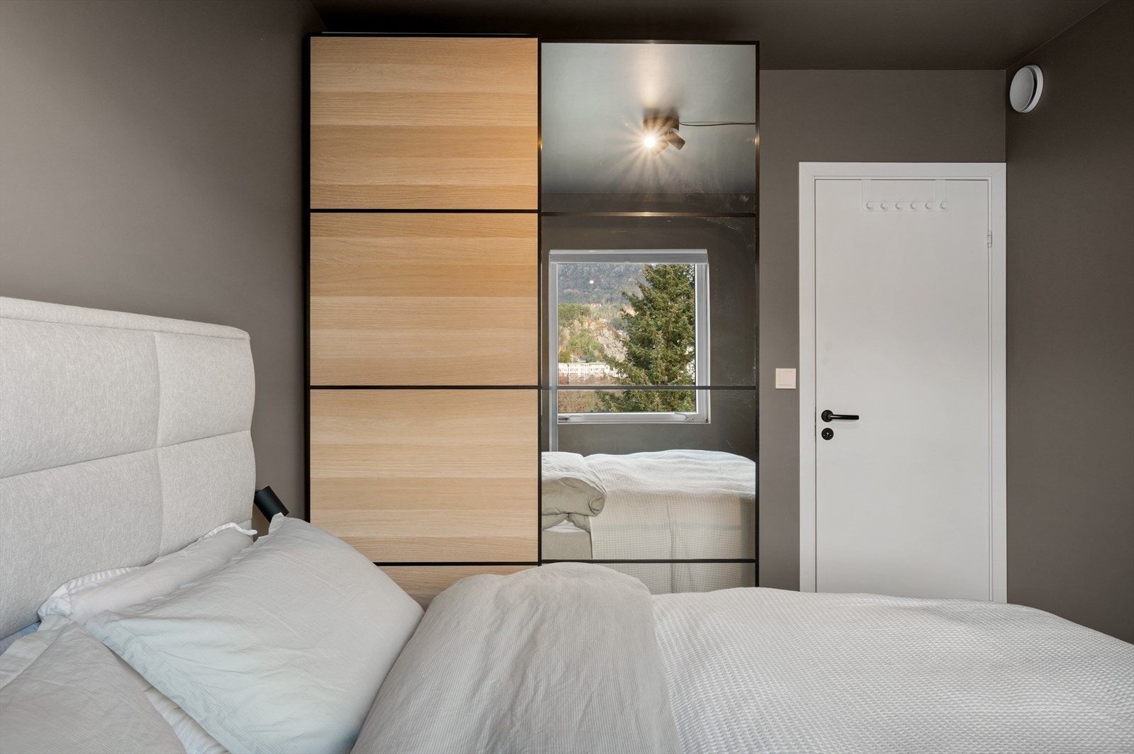 Det er plass til både dobbeltseng med tilhørende nattbord, samt en romslig garderobeløsning. Galleribilde