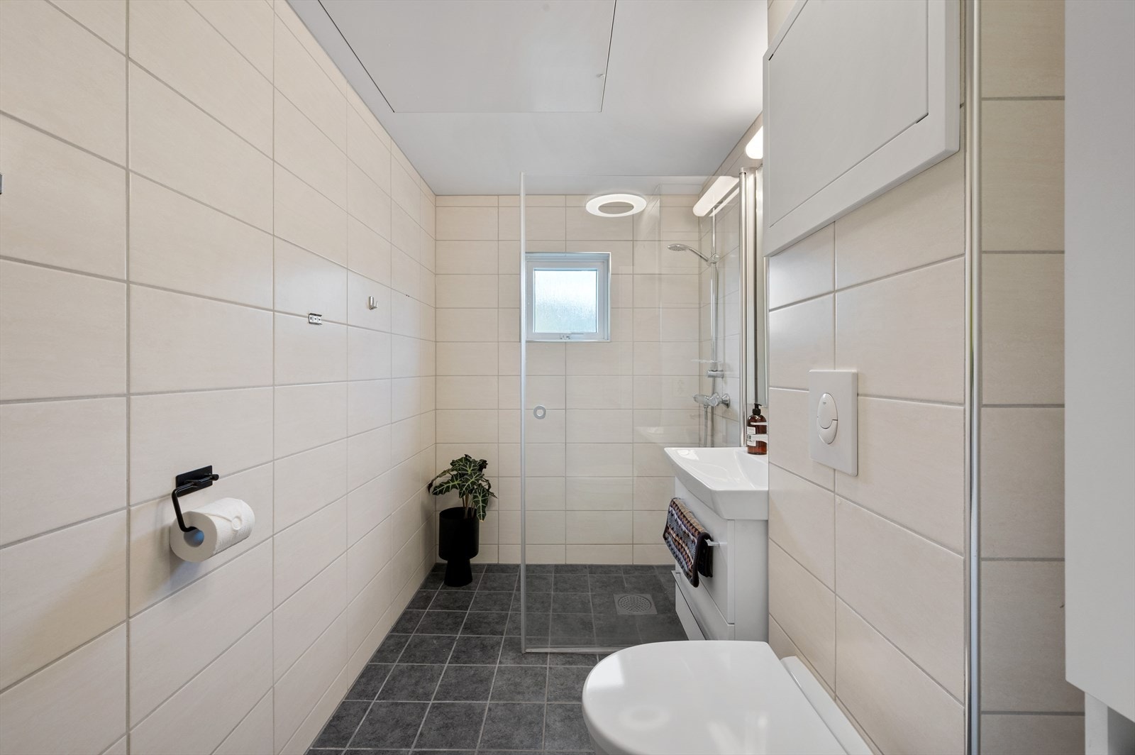 Helfliset bad med elektriske varmekabler i gulv - Nytt i 2018. Galleribilde