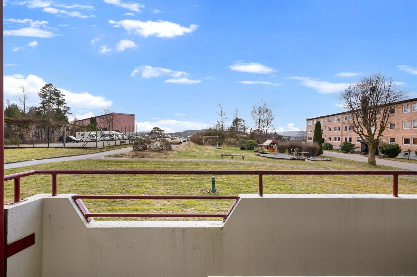 Fra terrassen er det utsikt over borettslagets lekeplass - Her kan foreldre slappe av, samtidig som barna kan leke trygt utendørs. Galleribilde