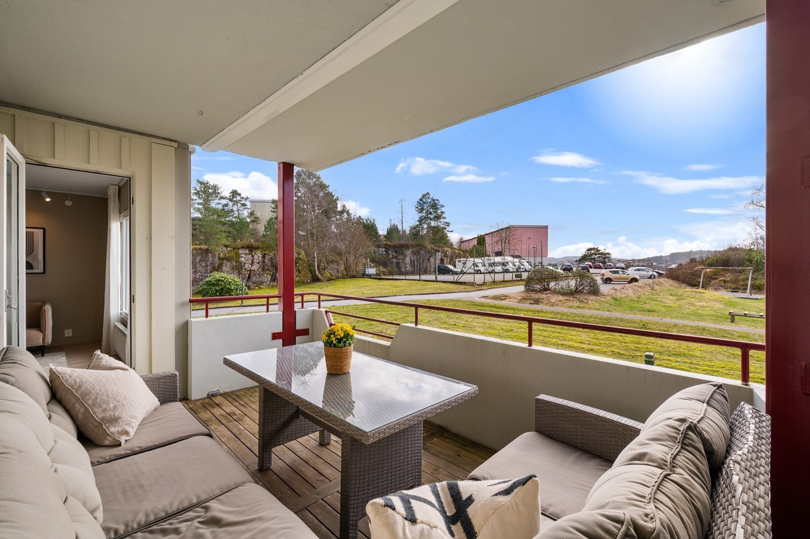 Fra stuen er det utgang til en herlig sørvestvendt terrasse på hele 9,9 m²! Galleribilde