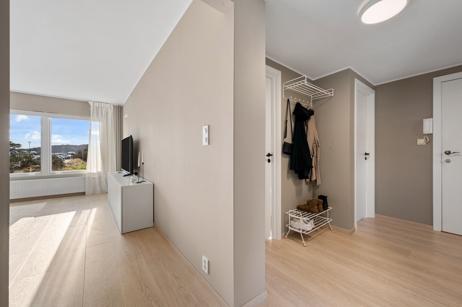 Fra entréen ledes man naturlig inn i leilighetens oppholdsrom. Galleribilde