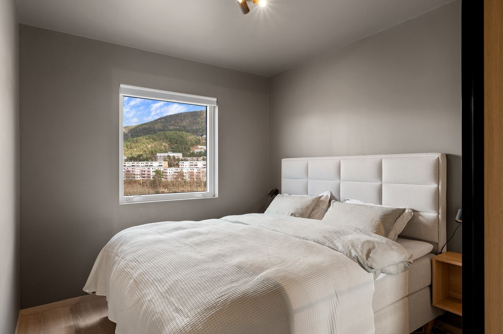 Fra stuen er det adkomst til leilighetens hovedsoverom. Galleribilde