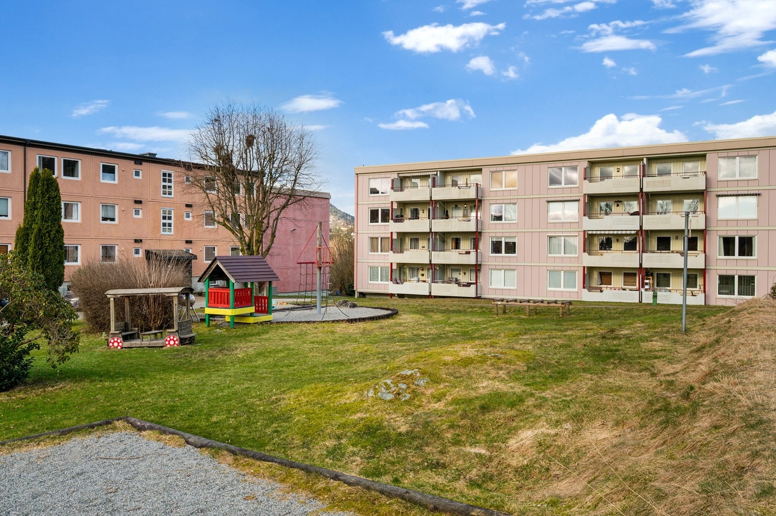 Borettslagets tomt er pent opparbeidet med plener, lekeplass, interne gangveier og beplantning, samt asfalterte biloppstillingsplasser. Galleribilde